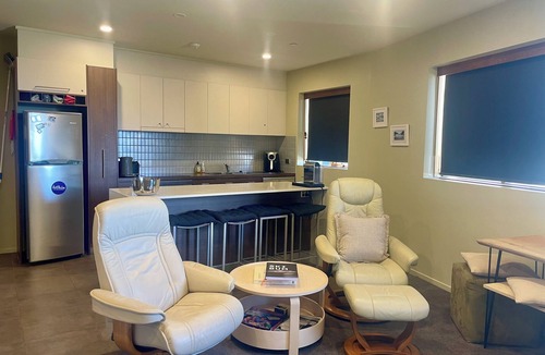 Hotham Heights Apartment | Absollut 9 - Central location