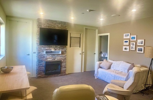 Hotham Heights Apartment | Absollut 9 - Central location