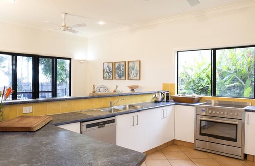 Newell House | ABSOLUTE BEACHFRONT BLISS @ NEWELL BEACH- 10 METRES TO THE OCEAN