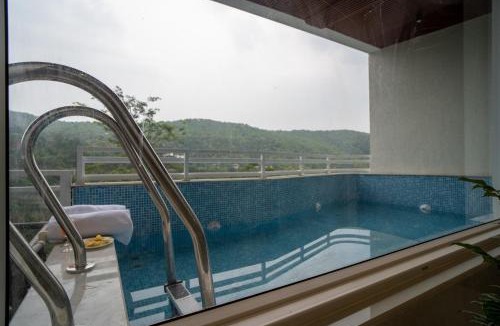 Bullawala Villa | Alaya Stays Udgam Vilas Serene 5-BHK Apartment With Jacuzzi & Lift