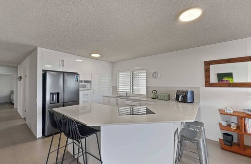 Alexandra Headland Apartment | Alex Heads Coastal Stay Walk to Beach Pool & Views