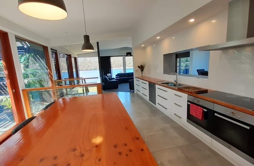 Old Beach House | AMAZING ICONIC 5 -✨️ LUXURY WATERFRONT MANSION RETREAT ON THE FAMOUS RIVIERAWALK