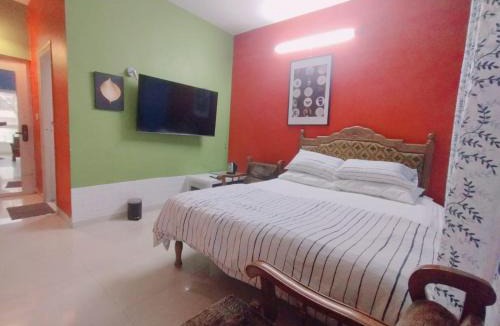 Bengaluru House | Amazistay offers Luxury room with private bathroom, balcony & 55 inch TV & shared Jacuzzi paid access, Book Lover, near Ramaiah College Hospital