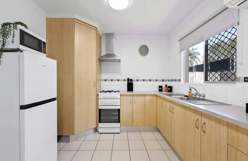 Andergrove Apartment | Andergrove Garden, Quiet Street 5 Min to Mackay