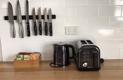 Mole Creek Apartment | Apartment 2 Self-contained King bed, bath & shower, mountain views, wood burner