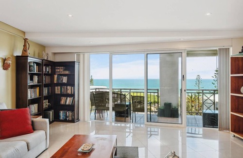 Scarborough Apartment | Apartment M307 - eclectic icon with spectacular views!