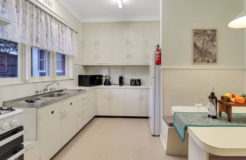 Geelong House | Art Deco Coastal Retreat near Beach and CBD, Mibnb