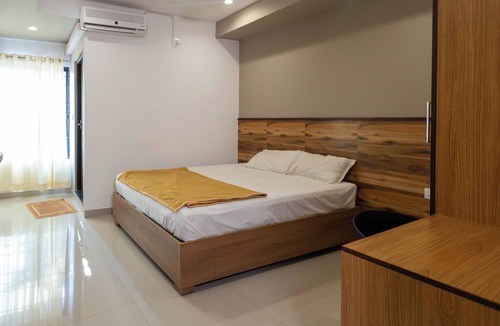 Maradu Hotel | Aryaas Residency Nettoor