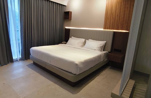 Chithirapuram Hotel | AURA 42 BY DIMORA