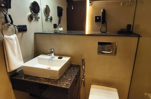 Chithirapuram Hotel | AURA 42 BY DIMORA