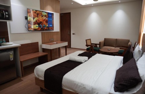 DLF Phase 5 Hotel | Aura Homes Aristo Grand- Golf Course Road