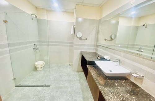 Lucknow Hotel | AYANSH KLYDE INN