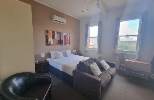 Murray Bridge Hotel | Balcony On Sixth Lodge