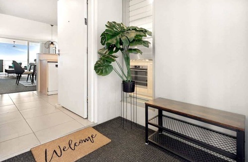 Spring Hill Apartment | Balcony Views, Parking, Pool & Gym | Walk to CBD