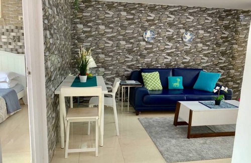 Pali Hill Apartment | Bandra beauty 2 bed 1 Bath within walkable distance to Sea with Parking