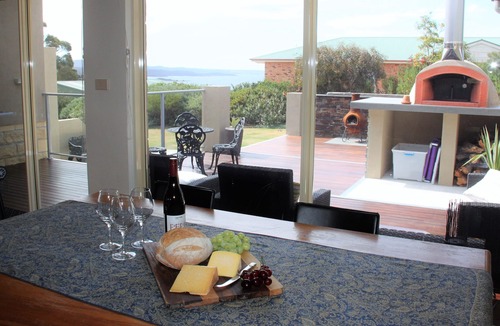 Binalong Bay House | BAY OF FIRES VISTA Boutique Accommodation at Binalong Bay - indoor bath