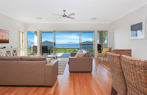 Hawks Nest House | Bays Edge - Waterfront home