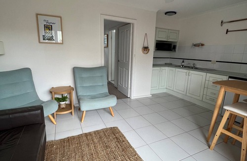 Mollymook Beach Apartment | Beach Access Winter Late Check‑Out 12 pm