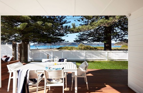 Patonga House | Beach Front House Outdoor Hot Tub Sauna Stunning Views. 1 FREE NIGHT!