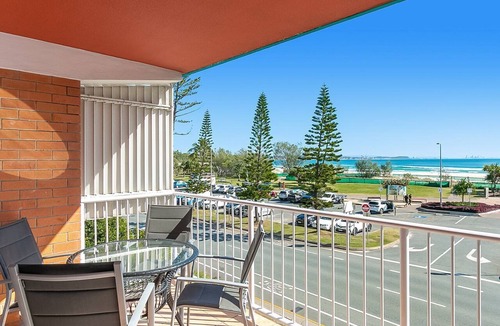 Coolangatta Apartment | Beach Lodge Unit 9 Beachfront unit in Coolangatta balcony with ocean views. close to clubs and shops