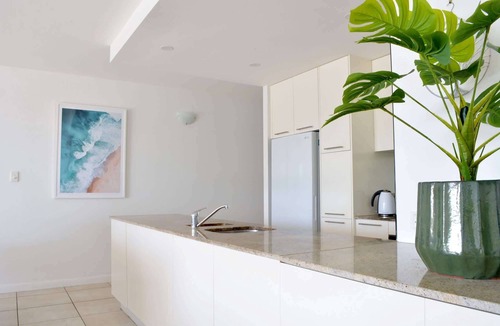 Trinity Beach Apartment | Beachfront 3-Bed with Pool & Stunning Ocean Views