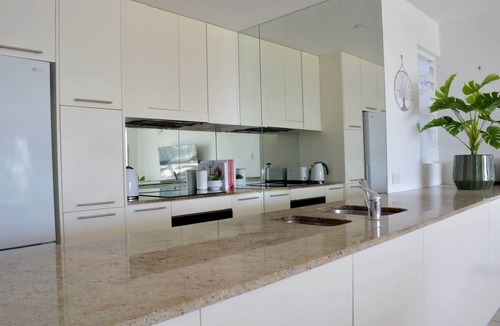 Trinity Beach Apartment | Beachfront 3-Bed with Pool & Stunning Ocean Views