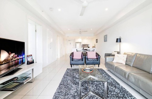 Darwin City Centre Condo | Beachfront Haven: Sea View ~ Pool ~ Outdoor Dining