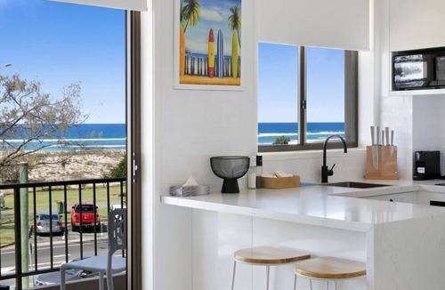 Coolangatta Apartment | Beachfront Studio with Balcony & Stunning Views