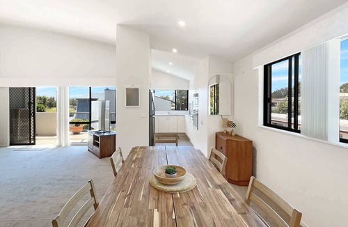 Batehaven Apartment | Beachside 3-Bed Apartment with Garage Parking