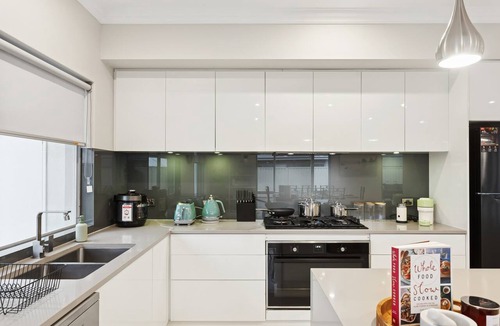 Munster House | Beachside Family Retreat | 6 Bed + Spa | Fremantle