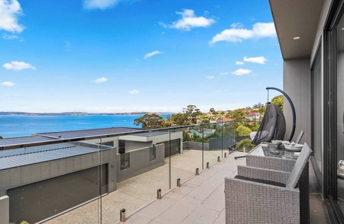 Kingston Beach Villa | Beachside Luxury Villa Expansive Panoramic Vistas