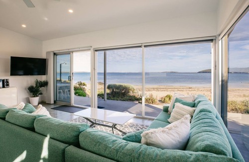 Lake Wangary House | Beachside owns one of the best positions in Coffin Bay Absolute Beachfront