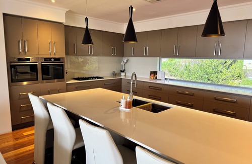 Singleton House | Beautiful Beachside HomenHave fun with whole family in this very stylish hom