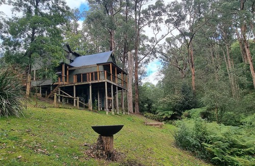 Emerald House | Beautiful country property in native bush less than an hour from Melbourne.