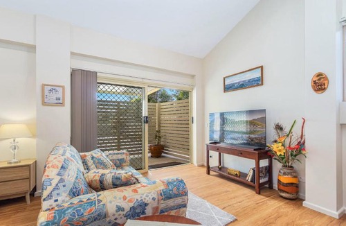 Berkeley Vale House | 'Berkeley Studio' by HolidayCo