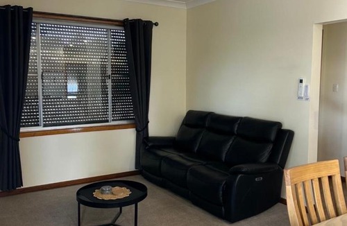 Camperdown House | Black Rock Cottage - Gateway to The Great Ocean Road