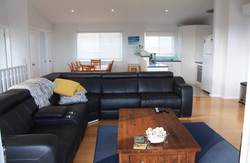 Marion Bay House | Blue Breeze - 4 bedroom Double story home - Close to the beach and Inns National Park