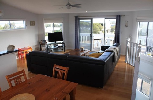 Marion Bay House | Blue Breeze - 4 bedroom Double story home - Close to the beach and Inns National Park