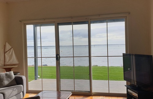 Tumby Bay House | Blue Seas provides absolute beach front in the heart of Tumby Bay