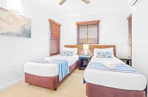 Trinity Beach Apartment | Bluewater Haven - Sweeping Lagoon Views with Pool