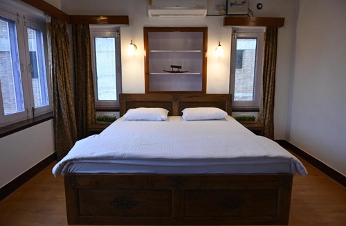 Srinagar House | Blume House- 4BHK Holiday Home with Kitchen & Garden