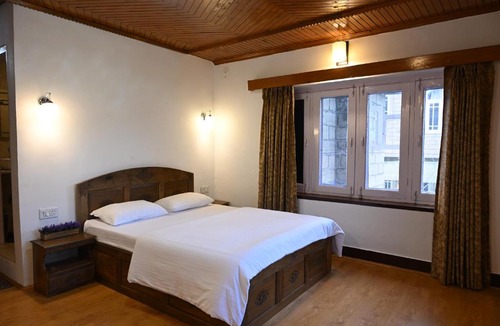 Srinagar House | Blume House- 4BHK Holiday Home with Kitchen & Garden