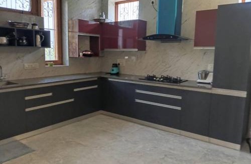 Raison Villa | BnBBuddy Himalayan 3BR Farmstay wid Lawn Near Manali