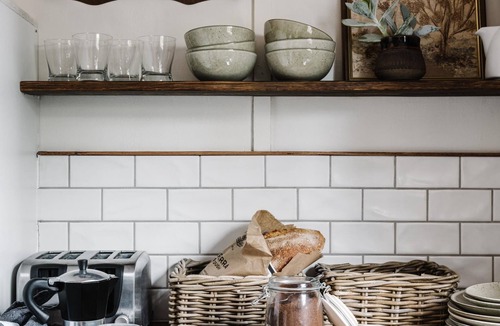 Birregurra House | Bootmakers Cottage : Rear Stables, Bar, Fire Pit & Outdoor Bath