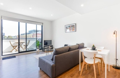 Richmond Apartment | BOWIE Sun soaked Comfort in the Heart of Richmond
