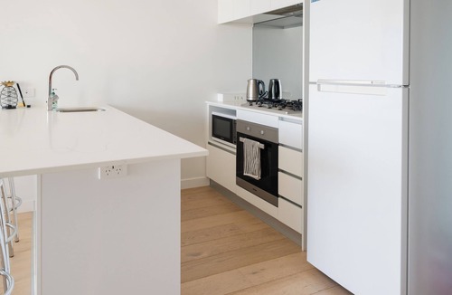 Spring Hill Apartment | Bright Brisbane CBD resort-style escape