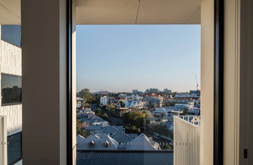 Spring Hill Apartment | Bright Brisbane CBD resort-style escape