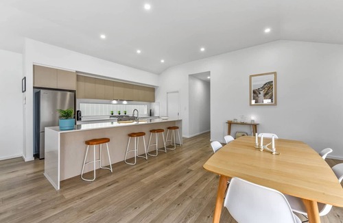 Waterhouse House | Bright & Easy - Pet Friendly Outside 7 Cobb n Co Way Robe