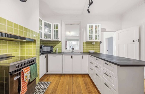Stawell House | Brighton Belle — Mid-Century 2BR Home, Split Bath, Walk to Station & Main St