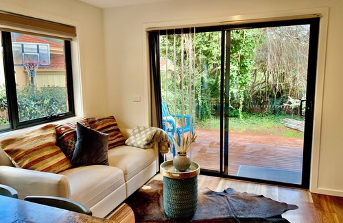 Yarralumla House | Brilliant 3 bedroom home garden views garage parking walking distance to lake